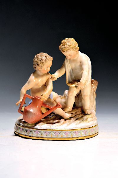 Figurengruppe, Meissen, um 1880-90, Entwurf Michael Victor Acier, Allegorie auf den Ackerbau, Modellnr. C 44, zwei stehende Amoretten auf ovalem ...