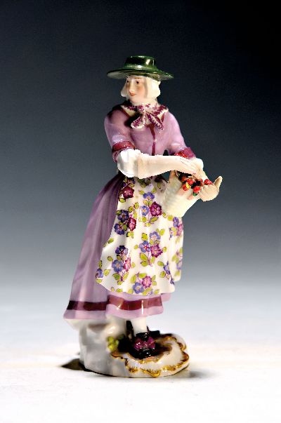 Porzellanfigur, Meissen, um 1900, wohl aus der Serie Cris de Paris, Ausruferin mit Kirschen, polychrom bemalt, Goldstaffage, rest., H. ca. 13.5 cm