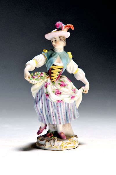 Porzellanfigur, Meissen, 1880 - 1924, Mädchen mit Blumenkorb, aus der Serie Gärtnerkinder, tanzendes Mädchen mit Federhut und Blumenkorb, bunt ...