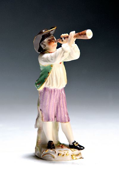 Porzellanfigur, Meissen, 20. Jh., Entwurf Johann Joachim Kaendler, aus der Serie Cris de Paris, Ausrufer mit Horn, bunt bemalt, Goldstaffage, H. ca. ...