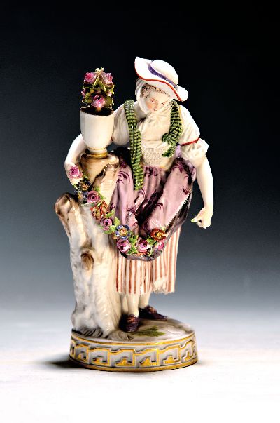 Porzellanfigur, Meissen, um 1880/90, Gärtnerin mit Blumengirlande, polychrom bemalt, Entwurf Michel Victor Acier, Baumstumpf mit aufgestelltem ...