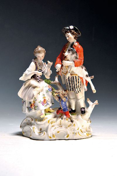 Porzellangruppe, Meissen, um 1850-1924, Allegorie auf das Gehör, Entwurf Carl Christoph Punct, höfisches Paar beim Musizieren mit Ziege und Affe, ...