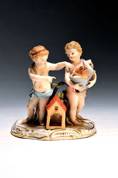 Porzellangruppe, Meissen, um 1850-1924, Puttenpaar mit Hase und Häuschen, Entwurf Christian Gottfried Jüchtzer, polychrom bemalt, Goldstaffage, H. ...
