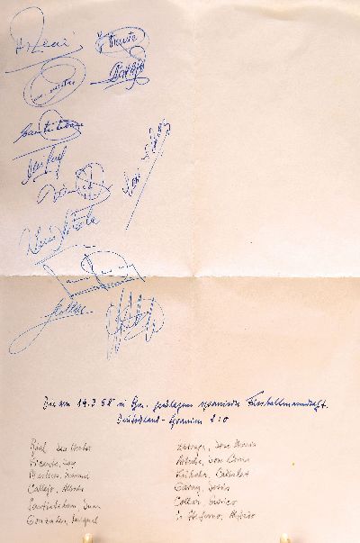 Autographen der spanischen Nationalmannschaft nach dem Spiel Deutschland-Spanien vom 19.3 .1958 im Waldstadion Frankfurt/Main, Kugelschreiber auf ...