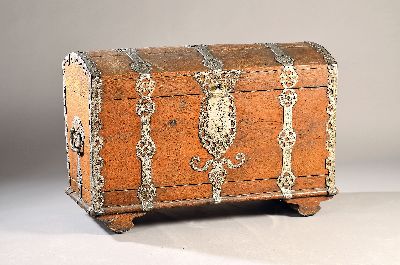 Buckeltruhe, deutsch, ausgehendes 18.Jh., Eiche, Eisenbeschlag, 1 Schlüssel, EZ 2, ca. 82x117x58 cm