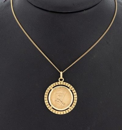 14 kt Gold Medaillen-Anhänger, GG 585/000, lose gefasste Goldmedaille, wohl GG 585/000, Nofretete, schlichte Fassung, an Kette, GG 585/000, L. ca. ...