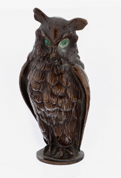 Petschaft, um 1920, Grauguss bronziert, Darstellung einer Eule, Augen 2 kl. grüne Glascabochons, Monogramm MB, H. ca. 7.8 cm, altersbed. ...