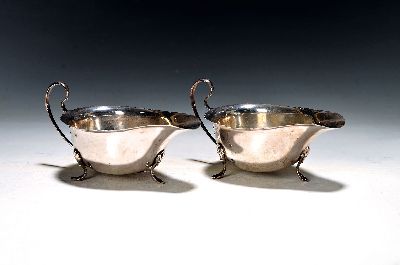 Paar Milchgießer, W.Neale & Sons Ltd., Birmingham, 1931, Sterlingsilber, 202g, gepunzt, Gebrauchsspuren