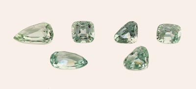 Lot 6 lose Hiddenite, zus. ca. 76.96 ct, 1 x Trillion-Schliff, 10.78 ct, 1 x Trillion -Schliff, 10.25 ct, 1 x Cushion-Cut, 12.28 ct,1 x Cushion-Cut, ...