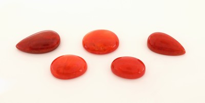 Lot 5 lose rote Opale, zus. ca. 40.48 ct, Cabochons in versch. Größen, Formen und Farbnuancen