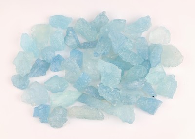 Lot lose Aquamarin-Rohsteine, zus. ca. 786.95 ct, versch. Größen, Formen und Farbnuancen