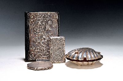 2 Etuis, eine Puderdose und eine Muscheldose, deutsch/englisch, Etui mit floralem Gravurdekor, Birmingham, wohl 1901; Kartenetui mit Silberplatte, ...
