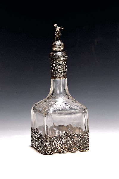 Karaffe mit Silbermontur, deutsch, um 1900, kubischer Glaskorpus mit geätztem Floraldekor, Silbermontur mit Puttenrelief in Rokokomanier, Stopfen ...