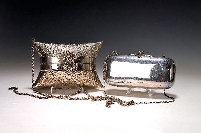 2 Damenhandtaschen, Anfang 20.Jh., Metall versilbert, 1x kissenfrömig (Öse gelöst), Alterssp.