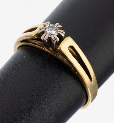 14 kt Gold Brillant-Ring, GG/WG 585/000, inWG gefasster Brillant ca. 0.12 ct (grav.) Weiß/si, RW 57, ca. 3.4 g