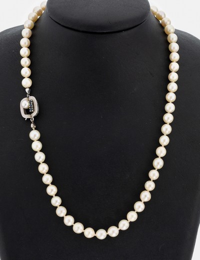 Perl-Collier mit 14 kt Gold Saphir-Schließe, WG 585/000, Zuchtperlen, D. ca. 7 mm, Steckschließe mit 3 kl. rundfacett. Saphiren, L. ca. 47 cm