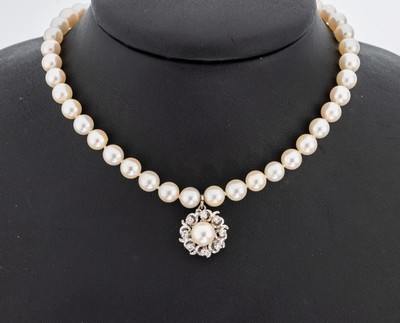 Perl-Collier mit 14 kt Gold Perl-Diamant -Mittelteil, WG 585/000, Zuchtperlen, D. ca. 6 mm, Mittelteil, ehemals Kettenschließe, mittig Zuchtperle, ...