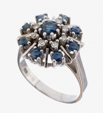14 kt Gold Saphir-Diamant-Ring, 1970er Jahre, WG 585/000, mehrstufiger Aufbau, 9 rundfacett. Saphire zus. ca. 0.16 ct (grav.), 8 8/8-Diamanten zus. ...