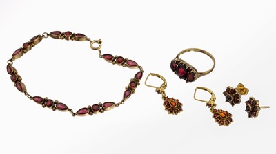 Konvolut 8 kt Gold Granat-Schmuck, GG 333/000, teilw. gepr., best. aus: 1 Ring, RW 53, 1 Paar Ohrhänger, 1 Paar Ohrstecker, 1 Brisur fehlt, und 1 ...
