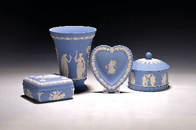 4 Teile Porzellan, Wedgwood England, 20. Jh., sog. Jasper Ware, blaues Biskuitporzellan mit aufgelegten weißen Dekoren, Trichtervase ca. 15.5cm, ...