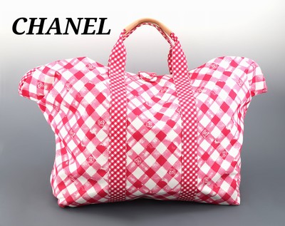 CHANEL Weekender, "Tote Gingham Print, Canvas", weiß/pink kariert mit CC-Emblemen,2 Tragehenkel mit naturfarb. Lederbesätzen, ...