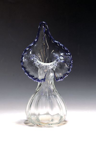 Glasvase, Wilhelm Kralik & Sohn, nach 1945, farbloses Glas, organische Mündung mit blauen Einschmelzungen, H. 26cm