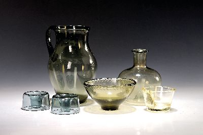 6 Glasobjekte, Entw. Wilhelm Wagenfeld (1900-1990) für WMF, 1960er-Jahre, rauchgrün bzw. gelb gefärbtes Glas, Krug, Vase, Aschenbecher, Schale, ...