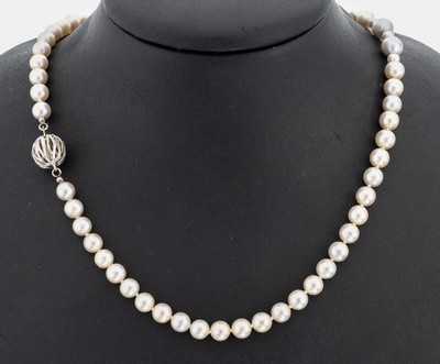 Perl-Collier mit 14 kt Gold Schließe, WG 585/000, silbergraue Zuchtperlen, D. ca. 4-7.2mm, Steckschließe, L. ca. 43 cm