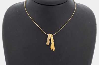 Konvolut 2 14 kt Gold Anhänger, GG 585/000,1 x länglich, part. strukt., L. ca. 2 cm, 1 x abstrakt, L. ca. 3 cm, dazu Kette, GG 585/000,L. ca. 43 ...