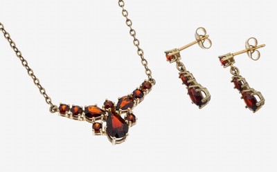 8 kt Gold Granat-Konvolut, GG 333/000, best. aus: 1 Collier, L. ca. 38 cm, Federringschließe, und 1 Paar Ohrstecker, mit bewegl. Abhängung, L. ca. ...