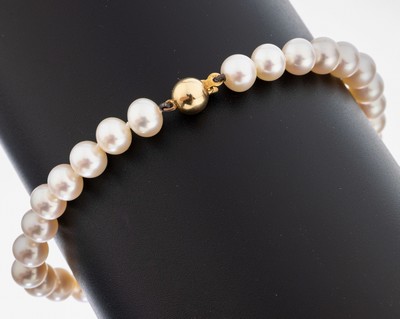 Perl-Armband mit 14 kt Gold Schließe, GG 585/000, l. unrunde Süßwasserzuchtperlen, D. ca. 6.5 mm, L. ca. 20 cm, Kugelschließe