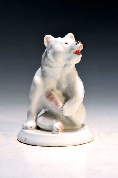 Porzellanfigur, Meissen, 2. Hälfte, 20. Jh., Entwurf Erich Oehme, sitzender Eisbär, bemalt, H. ca. 10.5cm, Modellnr. S 205