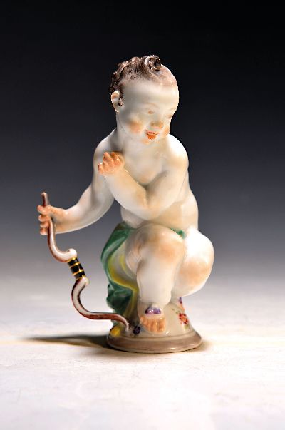 Porzellanfigur, Meissen, Entwurf Paul Scheurich, 2. Hälfte 20. Jh., Amor mit Bogen, l. best., bemalt, H. ca. 14.5 cm Modellnr. A 1013