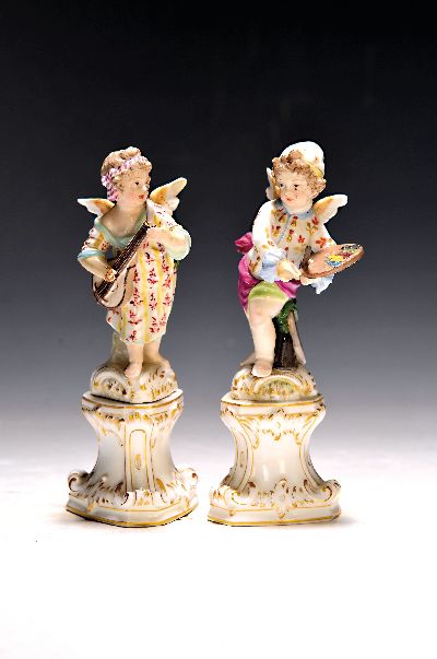 Paar Porzellanfiguren, KPM Berlin, um 1900, verkleidete Amoretten Musikant und Maler, beide rest., Musikant vom Sockel gelöst und bestoßen, bunt ...