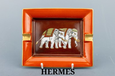 HERMES Aschenbecher, Porzellan, rotbrauner Grund mit 2 Elefanten mit ornamentalem Sattelschmuck, breiter orangener Rand, goldstaffierte Kanten und ...