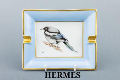 HERMES Aschenbecher, Porzellan, breiter hellblauer Rand, goldstaffierte Kanten und Ablagen, Darstellung einer Asiatischen Blauelster, Boden mit ...