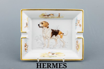 HERMES Aschenbecher, Porzellan, weißer Fond, Darstellung eines Beagles, Rand mit versch. Darstellungen, goldstaffierter Rand, ca. 20 x 17 cm, Boden ...