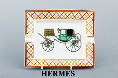 HERMES Aschenbecher, Porzellan, Darstellungeiner historischen Pferdekutsche, breiter Randmit Gittermuster in Braun und Ocker, part. goldstaffierte ...