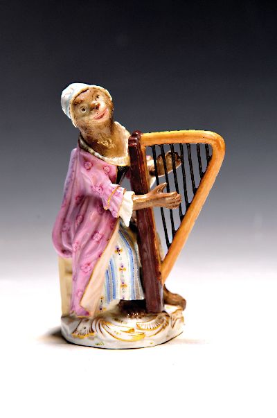 Porzellanfigur, wohl Meissen, um 1820/30, Figur aus der Affenkapelle, Harfinistin, Modellnummer 20, Entwurf J.J. Kaendler und Peter Reinicke, ...