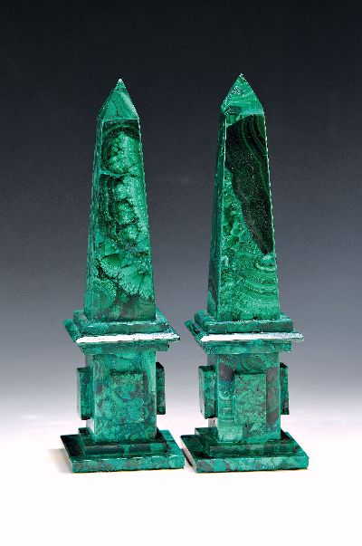 Paar Obelisken aus Malachit, neuzeitlich, H. ca. 20 cm
