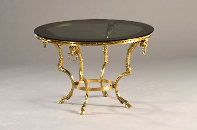Beistelltisch, wohl Italien, 20. Jh., Messingmonturen mit vollplastischen Widderköpfen, Perlranddekor, Rauchglasscheibe, H. ca. 46cm, D. ca. 70cm, ...