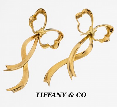 Paar 18 kt Gold TIFFANY & CO Ohrstecker, GG750/000, plastisch gearbeitetes Schleifenmotiv, Entwurf 1985, L. ca 6 cm, ca. 20.4 g, sign., Brisuren ...