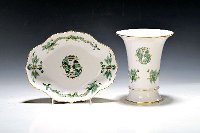 Vase und Schale, Meissen, 20. Jh., 1. Wahl, Dekor chinesischer Hofdrache goldschattiert, H. Vase 14cm, Schale ca. 3.5x19x14.5cm