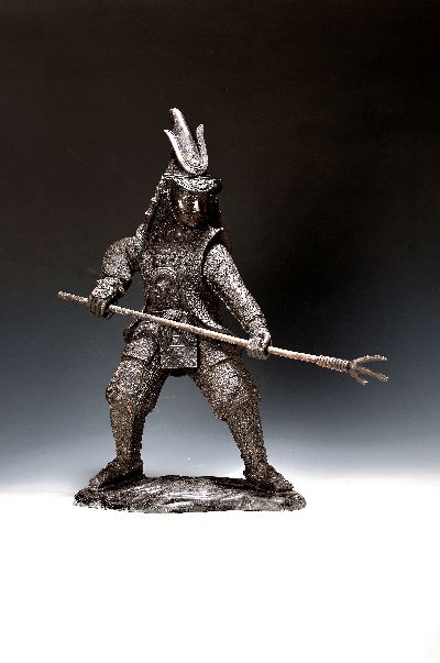 Große Skulptur eines Samurai, Japan, 20.Jh., Galvanoplastik, stehender Samurai in gespannter Haltung, in voller Rüstung mit Yari (eine Zinke ...