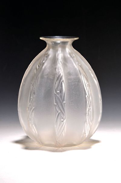 Vase Les Veuillages Blanc, Marius Ernset Sabino, Noisy-le-Sec/Paris, vor 1945, birnenförmig, farbloses Pressglas, satinierte Oberfläche, achtfach ...
