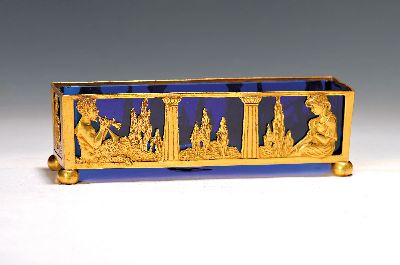 Kleine Jardiniere, Frankreich, um 1900, Messing, Landschaft mit flötespielendem Pan und junger Frau, blauer Glaseinsatz, ca. 5.5x19x5cm