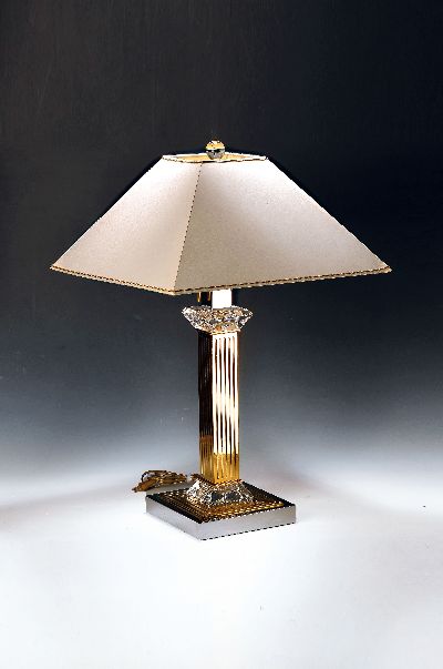 Tischlampe, wohl Italien, 20. Jh., Messing partiell verchromt, Acryl, zwei Brennstellen, Elektr. nicht geprüft, H. ca. 80cm