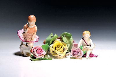 Zwei Porzellanfiguren, Leuchter und Tischdekoration, Herend, 20. Jh., Mädchen mit Katze, H. ca. 12.5 cm, Putto mit Füllhorn und Blume, rest., ...