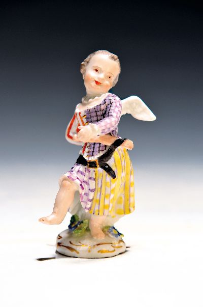 Porzellanfigur, Meissen, 18. Jh., verkleidete Amorette als Komödiantin, Entwurf J.J. Kaendler, feine polychrome Bemalung, Goldstaffage, l. best., H. ...