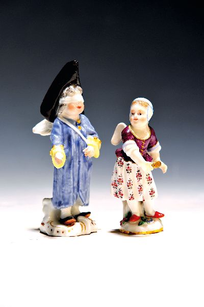 2 Amoretten, um 1850-1924, a. Meissen: verkleidete Amorette, polychrom bemalt, Goldstaffage, l. besch. bzw. rest., H. ca. 8.5 cm, b. ...
